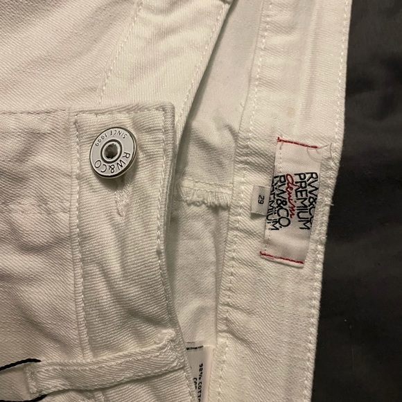 BNWT White Jean Shorts by RW&CO size 29 - Picture 3 of 4
